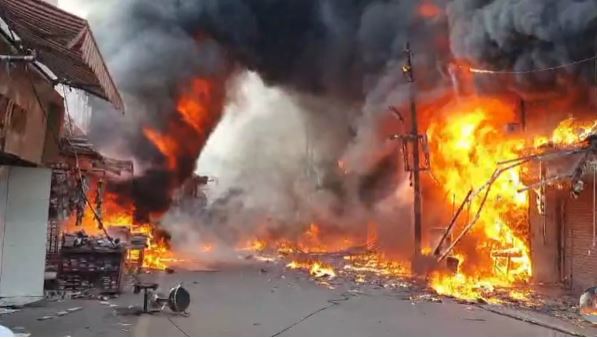 आगरा के कपड़ा बाजार में लगी भीषण आग, एक दर्जन दुकानें खाक