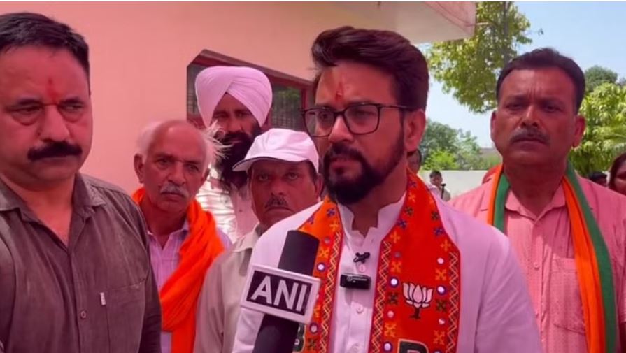 'राहुल गांधी ने फाड़ा था विधेयक, पीएम मोदी ने संविधान पर माथा टेक शुरू किया काम': अनुराग ठाकुर