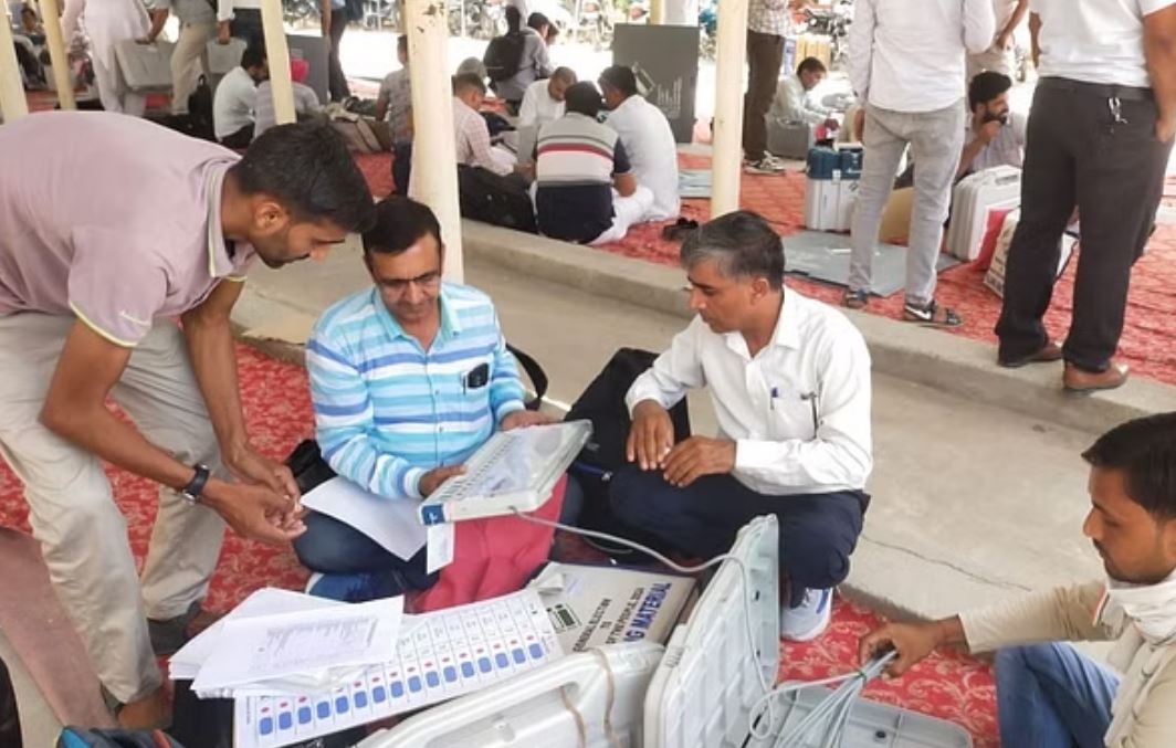 फतेहाबाद में मतदान केंद्रों के लिए रवाना हुई 688 पोलिंग पार्टियां
