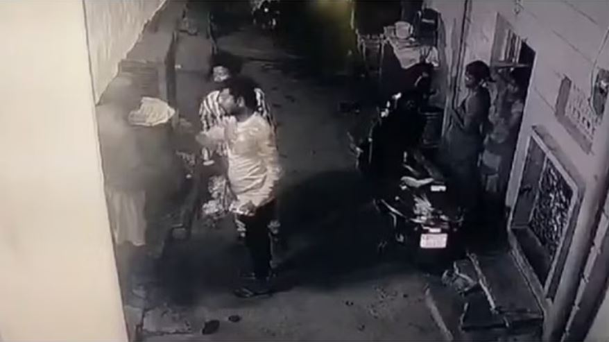 एमपी: मामूली बात पर दो पड़ोसियों में मारपीट, महिला को क्रिकेट बैट से मारपीट