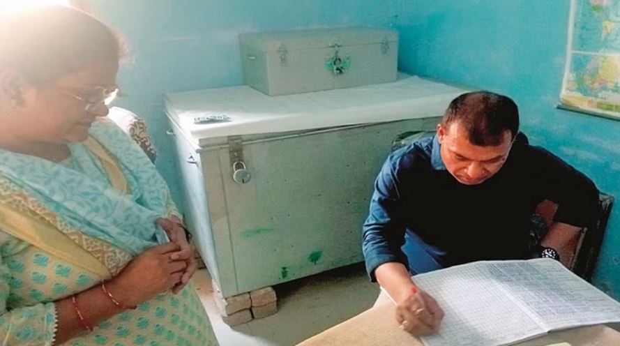 मथुरा: स्कूल में चारपाई डालकर सो रहीं थीं प्रधानाध्यापिका, तभी पहुंच गए बीएसए