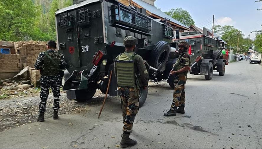 कुपवाड़ा में आतंकवादी ठिकाने का भंडाफोड़, हथियार और गोला-बारूद बरामद