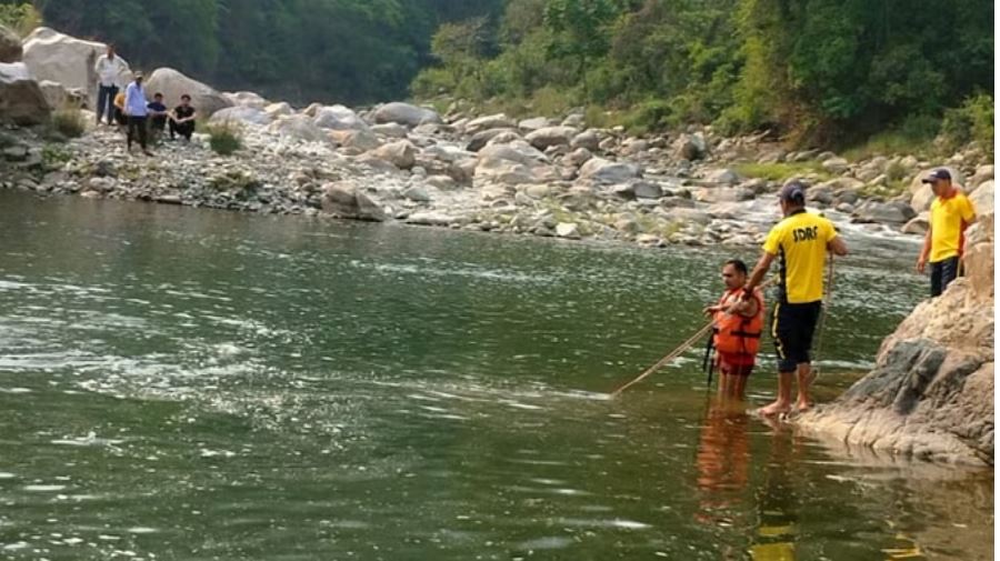 टिहरी: तीन दोस्तों के साथ नाहते वक्त बालगंगा नदी में डूबा छात्र