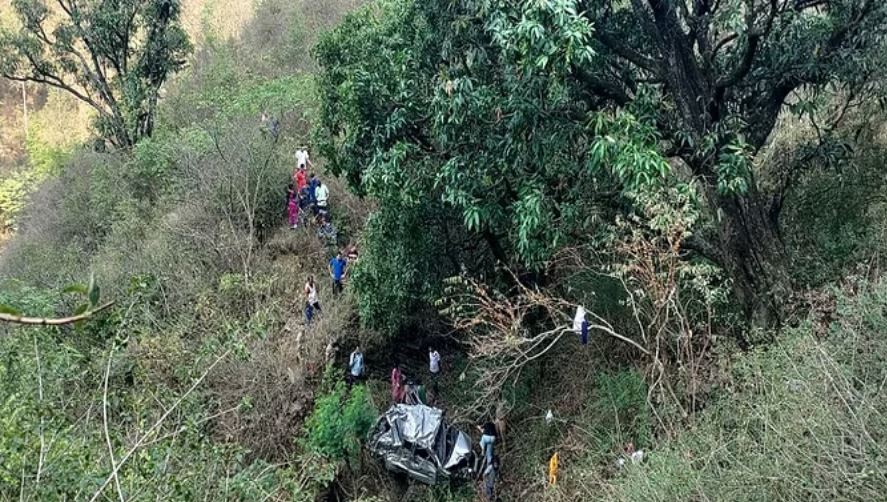 अल्मोड़ा: 150 मीटर गहरी खाई में गिरी कार, पति-पत्नी और बेटी की मौत