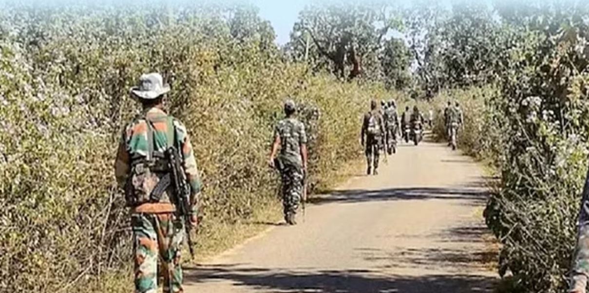 छत्तीसगढ़: नक्सलियों के शव लेकर लौट रही टीम से फिर मुठभेड़
