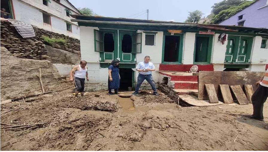 बारिश से मची तबाही: 20 से अधिक घरों में घुस गया मलबा, रास्ते हुए ध्वस्त