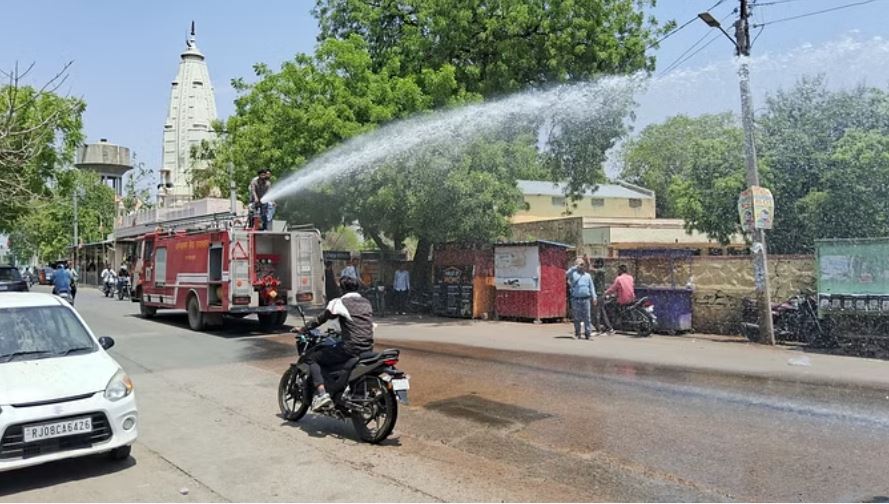 राजस्थान: बूंदी में पारा 48 पार, गर्मी से राहत के लिए सड़कों पर हो रहा है पानी का छिड़काव