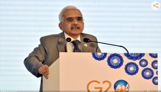 आरबीआई गवर्नर दास ने किया वोट, मुंबई में पोलिंग बूथ पहुंच रहे फिल्मी सितारे