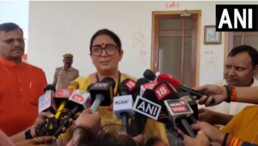 अमेठी: स्मृति ईरानी ने दी राहुल-प्रियंका को बहस करने की खुली चुनौती