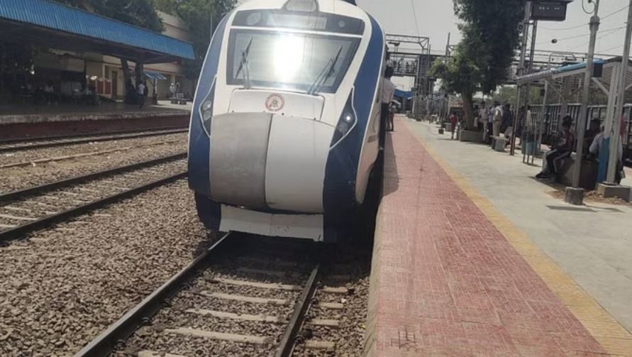 मुरैना में वेल्डिंग बेल्ट से टकराई वंदे भारत, बड़ा हादसा टला, यात्रियों के उड़े होश