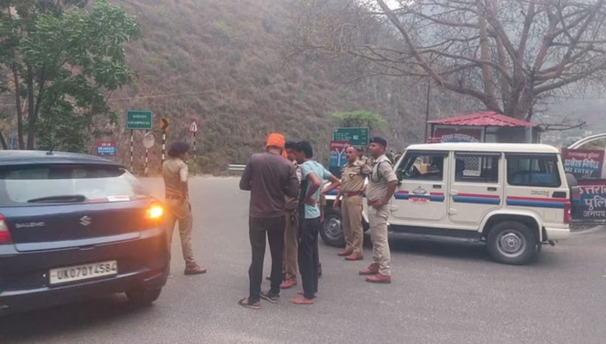 बदरीनाथ: यात्रा पर आ रहे श्रद्धालुओं का कर्णप्रयाग थाना पुलिस कर रही इस तरह स्वागत