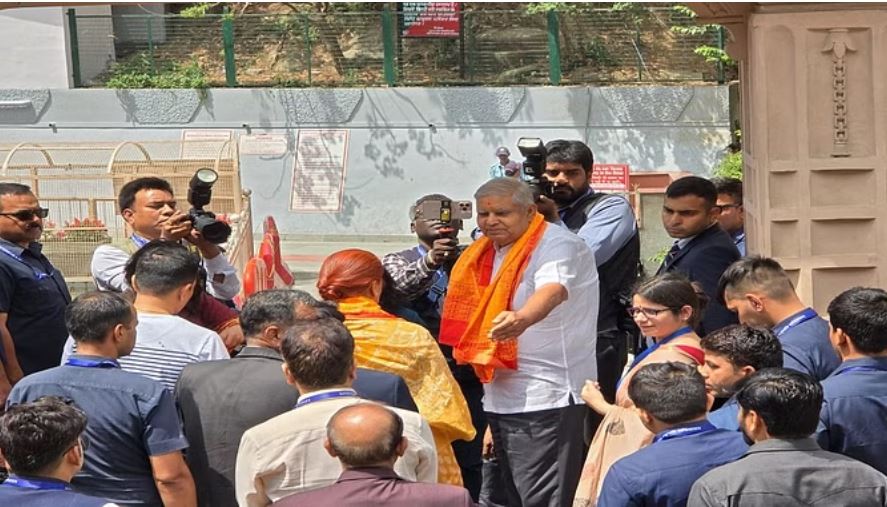 कैंची धाम में उपराष्ट्रपति जगदीप धनखड़, चंदन लगाकर स्वागत किया