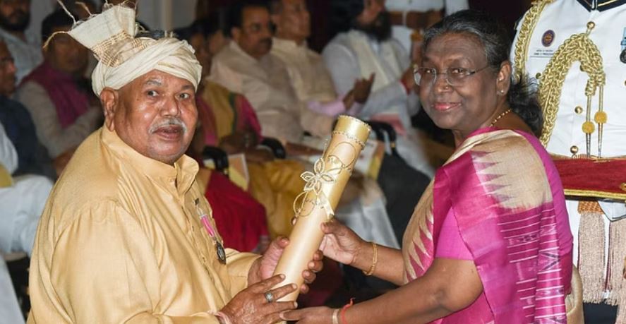 पद्म श्री पुरस्कार लौटाएंगे हेमचंद मांझी, कहा- नक्सलियों से मिल रहीं हैं धमकियां