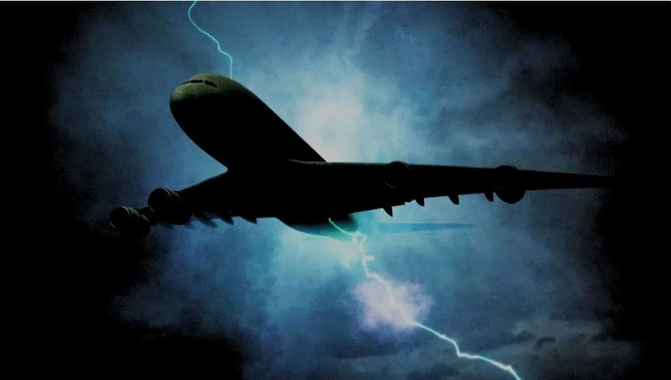 चक्रवाती तूफान रेमल: कोलकाता एयरपोर्ट 21 घंटे के लिए बंद, दर्जनों ट्रेनें रद्द