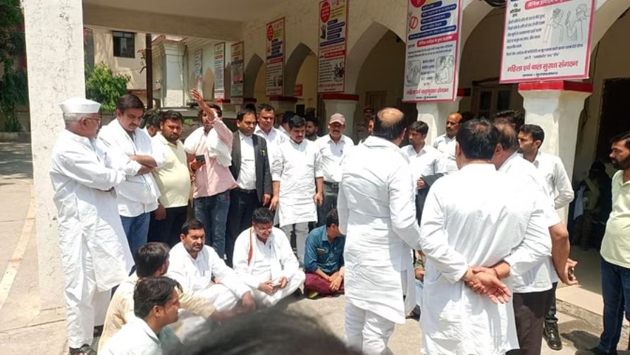 मुजफ्फरनगर: रालोद ने एसएसपी कार्यालय पर शुरू किया धरना