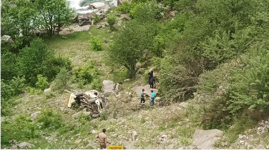 नारद चट्टी के पास यूटिलिटी हुई दुर्घटनाग्रस्त, हादसे में चालक की गई जान, चार घायल