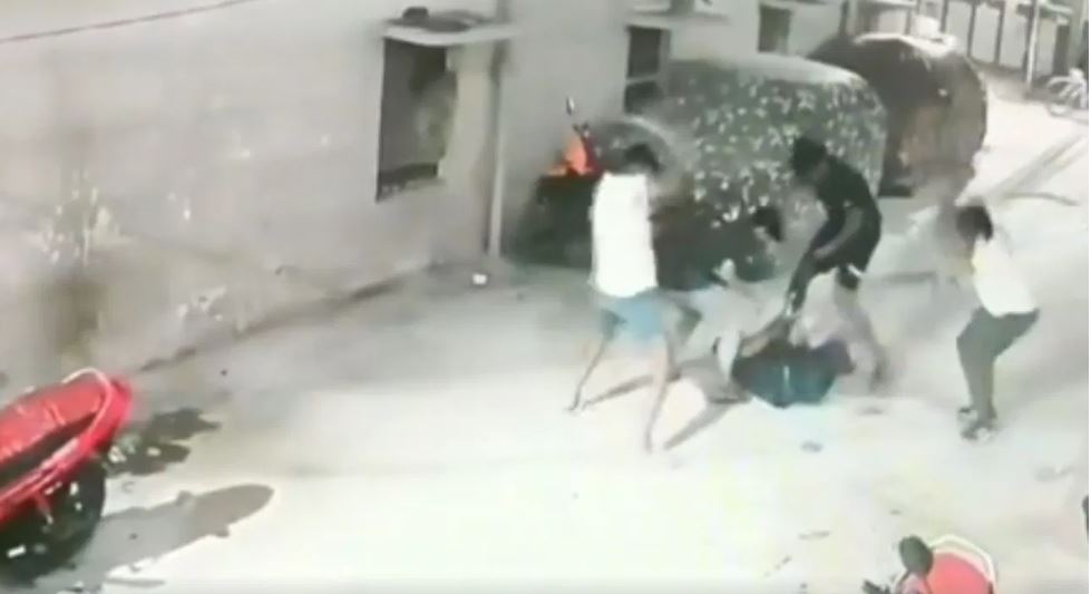 गली में कुत्ता घुमा रहे शख्स को पड़ोसियों ने लाठी-डंडों से पीटा