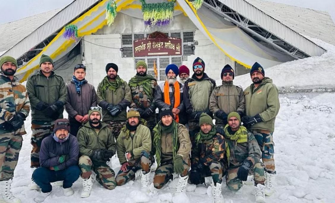 हेमकुंड साहिब पहुंचे सेना के जवान, अरदास के बाद खोला गया मुख्य द्वार