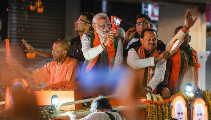 कानपुर में पीएम मोदी का मेगा रोड शो, खुली गाड़ी में जनता का किया अभिवादन