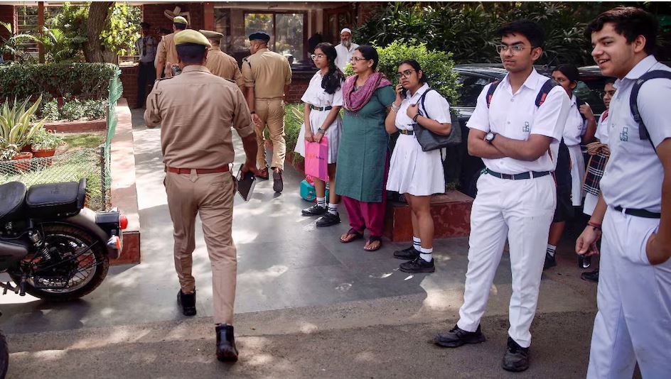 दिल्ली के बाद अहमदाबाद के स्कूलों को ईमेल से भेजी गई बम की धमकी