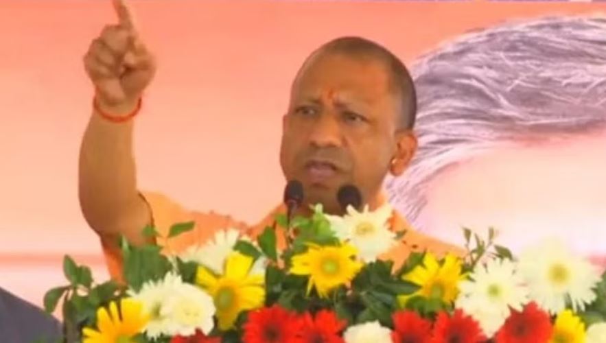 बिहार वाले लालटेन नहीं जलाएंगे, मोदी को ही पीएम बनाएंगे: योगी