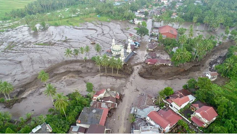 इंडोनेशिया में अचानक आई बाढ़ ने मचाई तबाही, ठंडे लावा से 37 लोगों की मौत