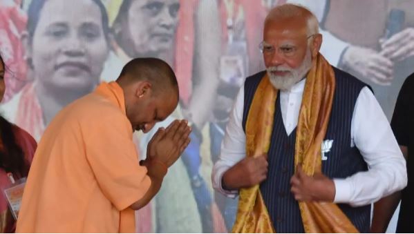 वाराणसी: प्रधानमंत्री मोदी ने इशारे में कर दी मुख्यमंत्री योगी की तारीफ