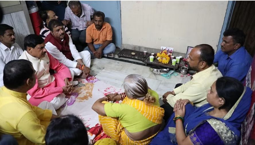 सीएम ने सीहोर सड़क हादसे में मृतकों के परिजनों से की मुलाकात, 4-4 लाख देने की घोषणा