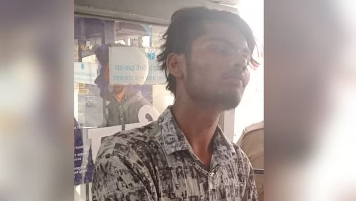 अंबाला: ई-रिक्शा चालक दिन दिहाड़े छैनी हथोड़े से तोड़ रहा था एसबीआई का एटीएम