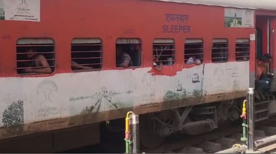 मुजफ्फरनगर: रेलवे की बिजली लाइन पर गिरा हाई टेंशन लाइन का तार, फाल्ट होने पर कई ट्रेन प्रभावित