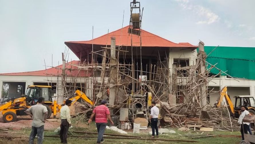 दुर्ग: निर्माणाधीन इमारत का स्ट्रक्चर भरभरा कर नीचे गिरा, 13 मजदूर दबे