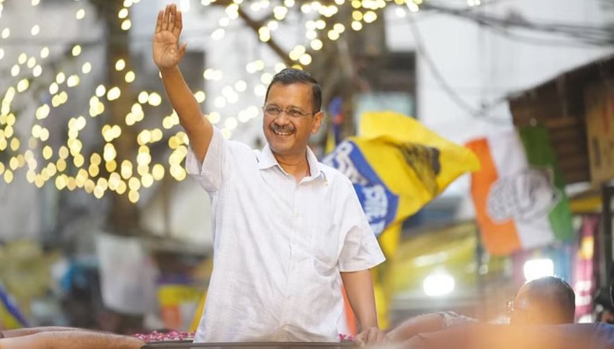 केजरीवाल पहुंचे अमृतसर, भगवंत मान के साथ रोड शो से करेंगे प्रचार की शुरुआत
