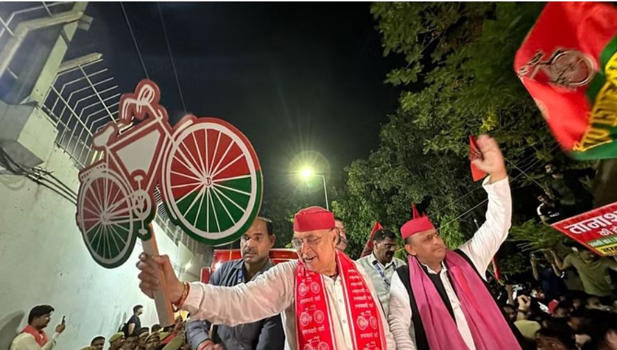अखिलेश यादव ने लखनऊ में किया रोड शो, सड़कों पर उमड़े सपा और कांग्रेस के समर्थक