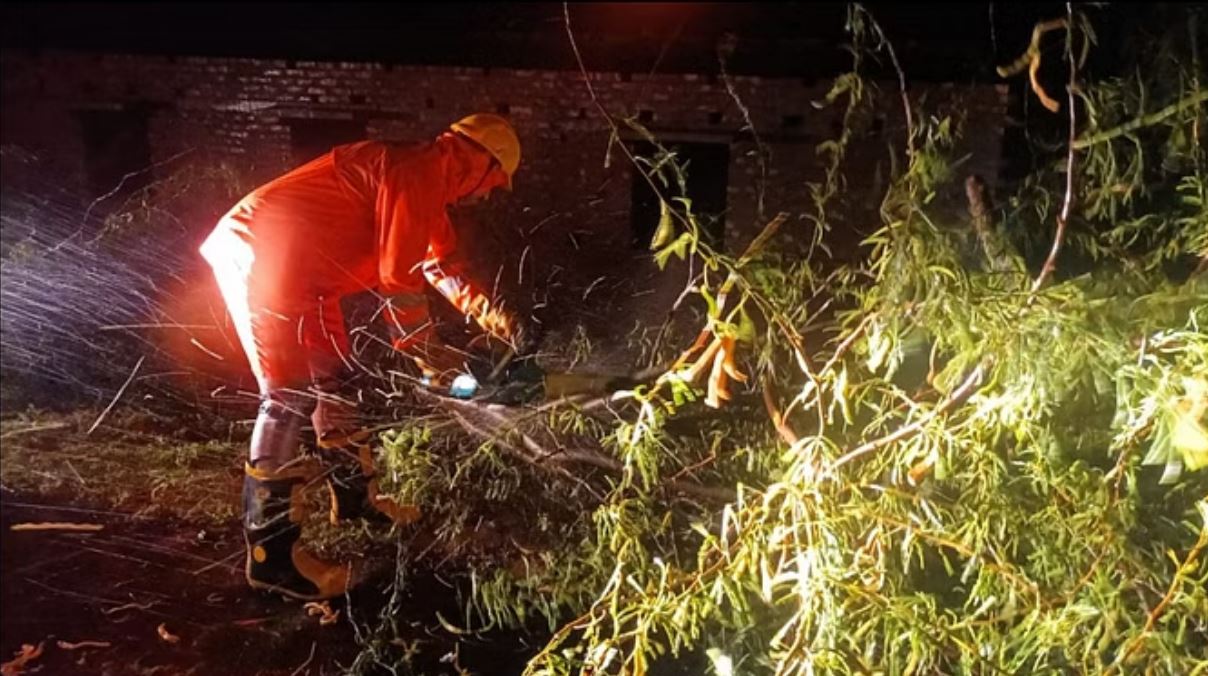 कोलकाता में बाढ़ के हालात, राहत-बचाव कार्य का जायजा लेने सड़कों पर उतरे राज्यपाल