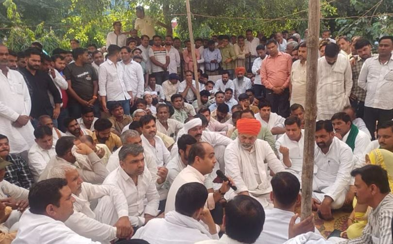 मुजफ्फरनगर: ग्राम प्रधानों ने घेरा विकास भवन, सीडीओ को अपने बीच बैठाया