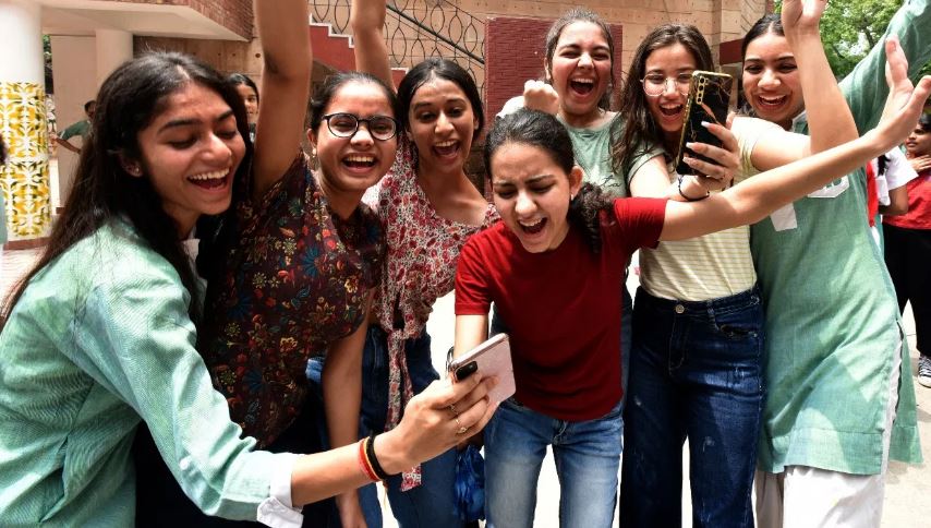 सीबीएसई 12वीं कक्षा के रिजल्ट घोषित, 87.98 फीसदी बच्चे हुए पास