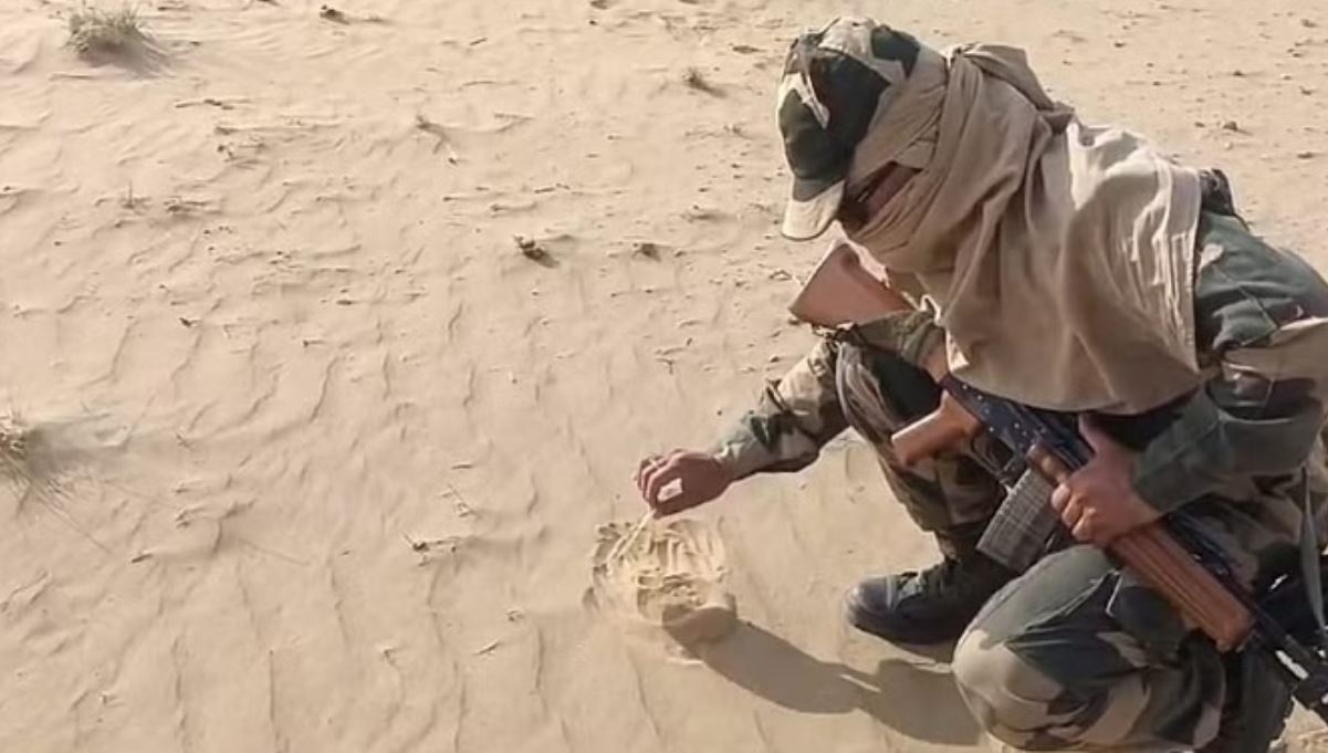 बीकानेर में 47 डिग्री पार पहुंचा पारा, तपती रेत पर बीएसएफ जवान ने सेंका पापड़