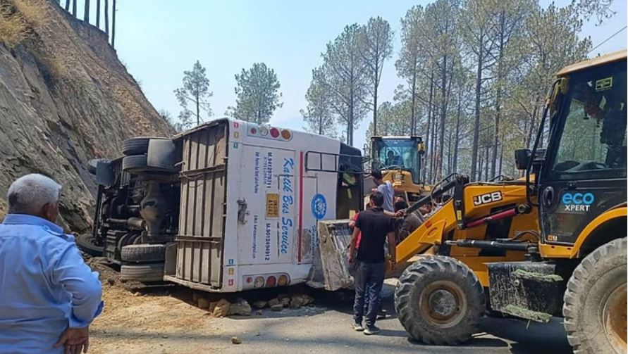 गंगोत्री धाम जा रही यात्रियों की बस सिल्क्यारा के पास पलटी, 40 यात्री थे सवार