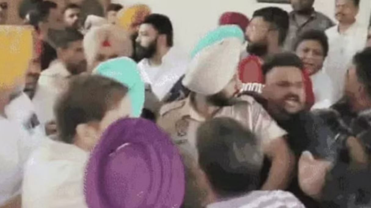 अमृतसर: विधायक के सामने बैठक में भिड़े आप के नए व पुराने वर्कर