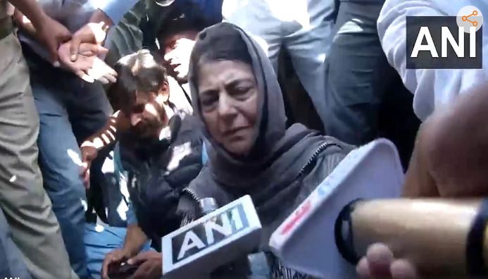 धरने पर बैठीं महबूबा मुफ्ती, ईवीएम से छेड़छाड़ का लगाया आरोप