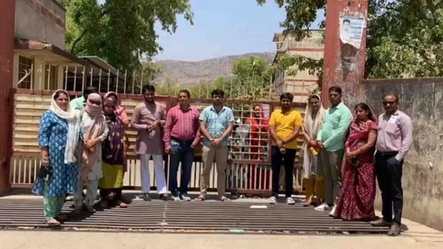 अलवर: राजऋषि भर्तृहरि यूनिवर्सिटी में दूसरे दिन भी जारी रहा छात्रों का प्रदर्शन