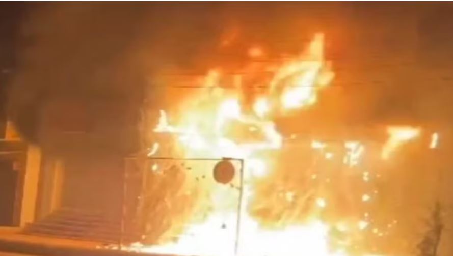 सीकर: शॉर्ट सर्किट के कारण आग की चपेट में आया कैफे जलकर खाक