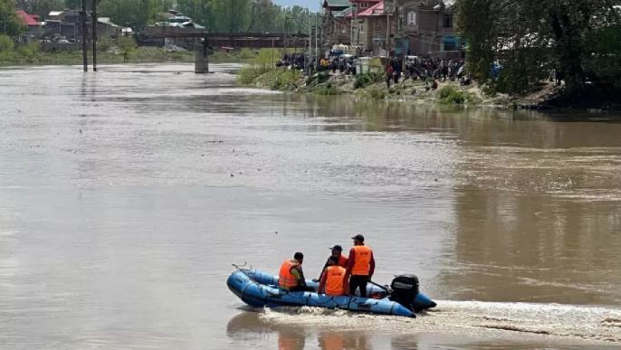 पुणे के उजानी डेम में पलटी नाव, 6 लोग लापता, सर्च ऑपरेशन जारी