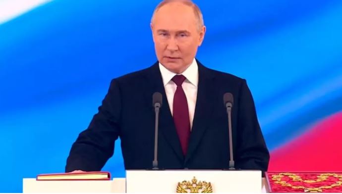 व्लादिमीर पुतिन ने एक बार फिर ली रूस के राष्ट्रपति पद की शपथ