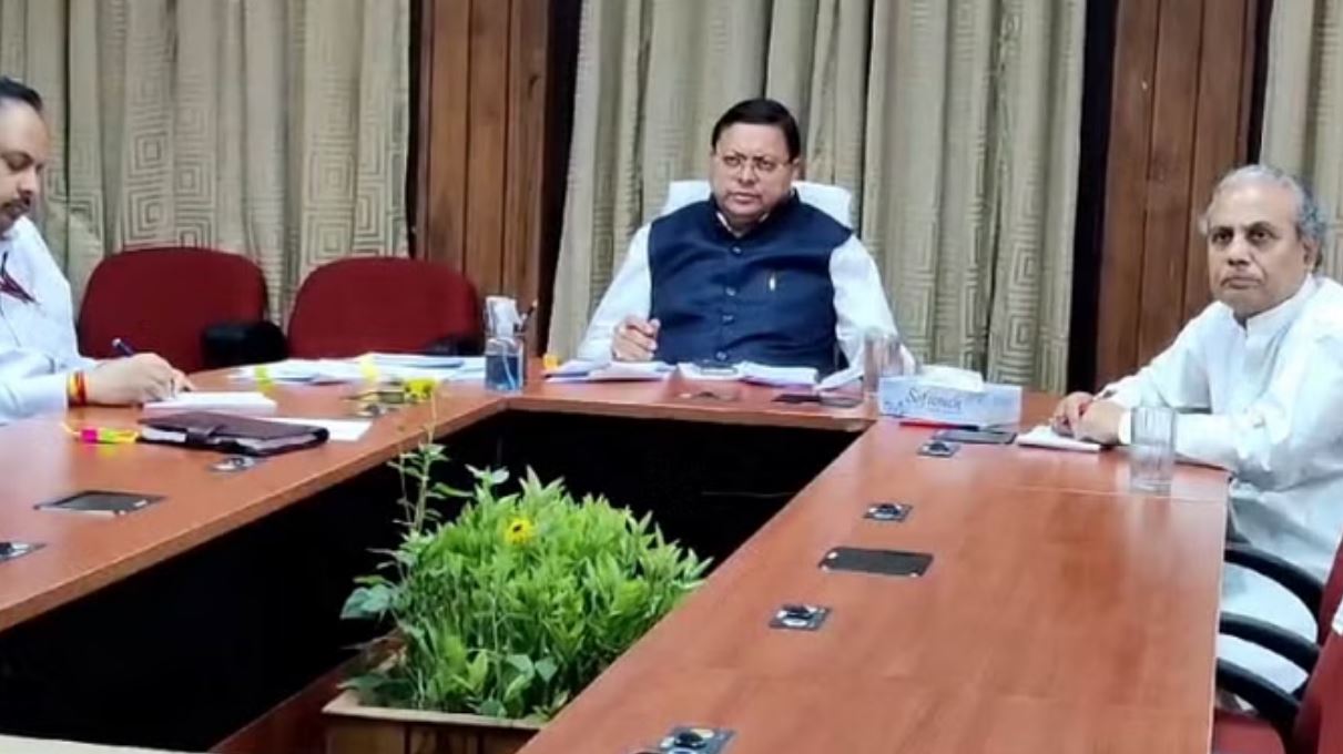 उत्तराखंड: जंगलों में भड़कती आग की घटनाओं के बीच सीएम ने की अहम बैठक
