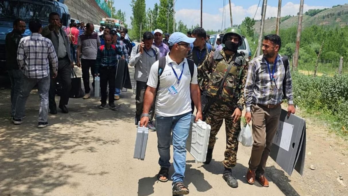हॉटसीट अनंतनाग-राजोरी पर मतदान कल, दल बल के साथ पोलिंग पार्टियां रवाना