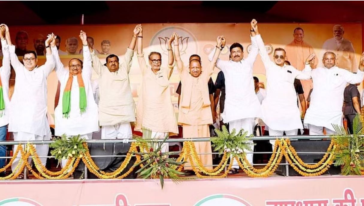 सीएम योगी आदित्यनाथ का हेलीकॉप्टर रास्ता भटका, चुनावी सभा को संबोधित करने आ रहे थे बिहार