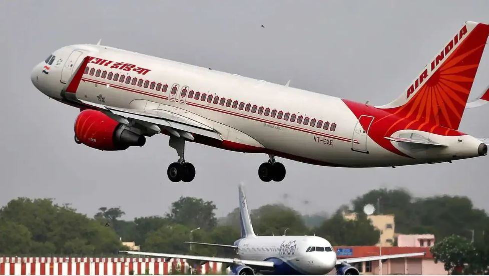 20 घंटे लेट हुई फ्लाइट, एअर इंडिया को मिला कारण बताओ नोटिस