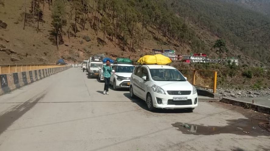 गंगोत्री धाम: क्षमता से ज्यादा पहुंचे श्रद्धालु, प्रशासन ने दोपहर बाद जाने वाले यात्रियों को रास्ते में रोका