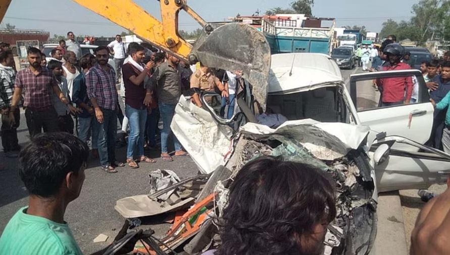 उन्नाव: रोडवेज बस ने कार को मारी टक्कर, ससुर-दामाद समेत तीन की मौत